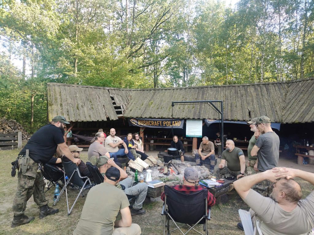 Goździk w czasie prelki na temat pierwszej pomocy. Zlot Bushcraft Poland 2026